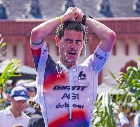 Gustav Iden nach seinem zweiten Platz beim Ironman Frankfurt 2026 28.06.26: Der norwegische Profi-Triathlet Gustav Iden kühlt sich unmittelbar nach dem Erreichen des zweiten Platzes bei der Ironman Europameisterschaft 2026 auf dem Frankfurter Römerberg mit Wasser ab. Porträtaufnahme des sichtlich erschöpften Athleten im Surpas-Einteiler bei heißen Sommerbedingungen Frankfurt Hessen Deutschland *** Gustav Iden after finishing second at the 2026 Ironman Frankfurt on June 28, 2026. Norwegian professional triathlete Gustav Iden cools off with water immediately after finishing second at the 2026 Ironman European Championship on Frankfurt’s Römerberg. Portrait shot of the visibly exhausted athlete in a Surpas one-piece suit amid hot summer conditions in Frankfurt, Hesse, Germany JRW07344