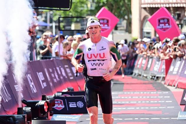 28.06.2026 xkhx Frankfurt am Main Mainova IRONMAN Frankfurt European Championship, EM, Europameisterschaft 2026 Im Ziel Michele Sarzilla (ITA) *** June 28, 2026 xkhx Frankfurt am Main Mainova IRONMAN Frankfurt European Championship 2026 At the finish line: Michele Sarzilla (ITA)