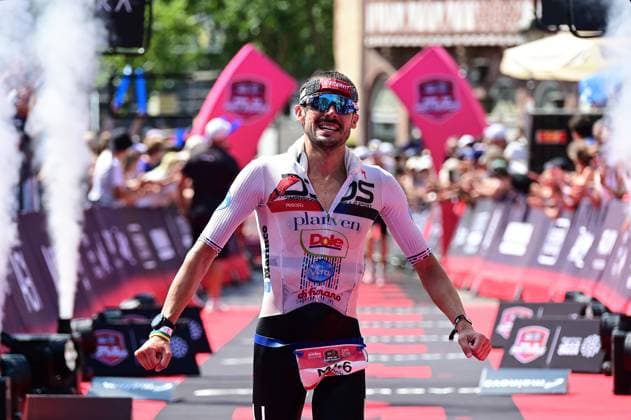28.06.2026 xkhx Frankfurt am Main Mainova IRONMAN Frankfurt European Championship, EM, Europameisterschaft 2026 Im Ziel Michele Sarzilla (ITA) *** June 28, 2026 xkhx Frankfurt am Main Mainova IRONMAN Frankfurt European Championship 2026 At the finish line: Michele Sarzilla (ITA)
