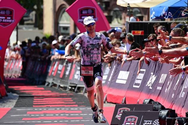 28.06.2026 xkhx Frankfurt am Main Mainova IRONMAN Frankfurt European Championship, EM, Europameisterschaft 2026 Im Ziel Kieran Lindars (GBR) *** June 28, 2026 xkhx Frankfurt am Main Mainova IRONMAN Frankfurt European Championship 2026 At the finish line: Kieran Lindars GBR