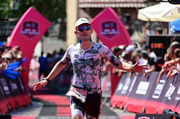 28.06.2026 xkhx Frankfurt am Main Mainova IRONMAN Frankfurt European Championship, EM, Europameisterschaft 2026 Im Ziel Kieran Lindars (GBR) *** June 28, 2026 xkhx Frankfurt am Main Mainova IRONMAN Frankfurt European Championship 2026 At the finish line: Kieran Lindars GBR