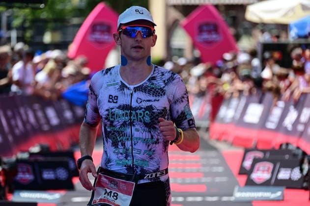 28.06.2026 xkhx Frankfurt am Main Mainova IRONMAN Frankfurt European Championship, EM, Europameisterschaft 2026 Im Ziel Kieran Lindars (GBR) *** June 28, 2026 xkhx Frankfurt am Main Mainova IRONMAN Frankfurt European Championship 2026 At the finish line: Kieran Lindars GBR