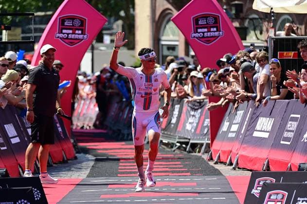 28.06.2026 xkhx Frankfurt am Main Mainova IRONMAN Frankfurt European Championship, EM, Europameisterschaft 2026 Im Ziel Magnus Ditlev (DNK) *** June 28, 2026 xkhx Frankfurt am Main Mainova IRONMAN Frankfurt European Championship 2026 At the finish line: Magnus Ditlev (DNK)