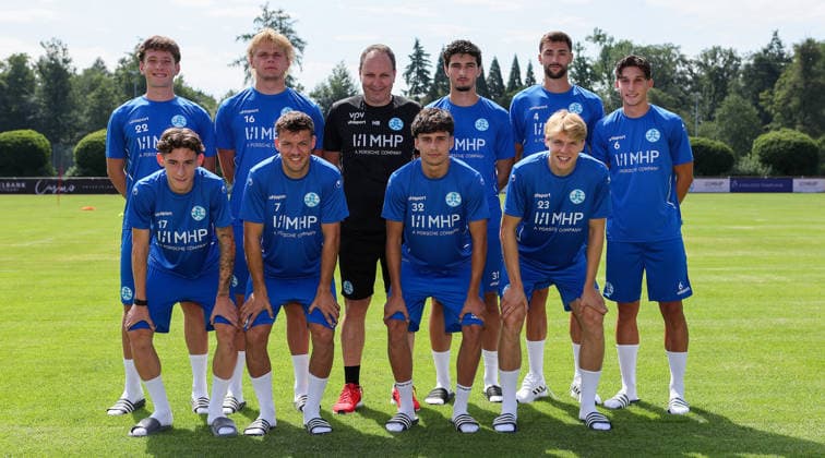 Stuttgart -Degerloch, Fußball SV Stuttgarter Kickers Trainingsauftakt, Neuzugänge, vordere Reihe v.l. Nico Molinari, Yannick Glessing, Leandro Mendes-Rangel (Kader U19), Christoph Meister, hintere Reihe v.l. Malik Sama, Laurin Völlmerk, Trainer Holger Bachthaler, Ardi Mulaj, Elvir Zukaj, Ben-Luca Fisher *** Stuttgart Degerloch, Soccer: SV Stuttgarter Kickers Training Kickoff, New Signings, front row from left: Nico Molinari, Yannick Glessing, Leandro Mendes Rangel, U19 squad, Christoph Meister; back row, from left: Malik Sama, Laurin Völlmerk, Coach Holger Bachthaler, Ardi Mulaj, Elvir Zukaj, Ben Luca Fisher