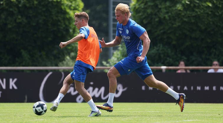 Stuttgart -Degerloch, Fußball SV Stuttgarter Kickers Trainingsauftakt, v.l. Nico Blank, Neuzugang Laurin Völlmerk *** Stuttgart Degerloch, Soccer: SV Stuttgarter Kickers Kick Off Training; from left: Nico Blank, new signing Laurin Völlmerk