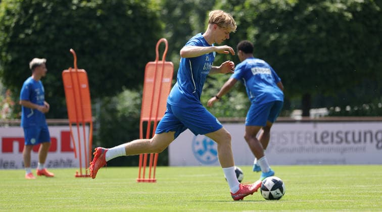 Stuttgart -Degerloch, Fußball SV Stuttgarter Kickers Trainingsauftakt, Neuzuugang Christoph Meister *** Stuttgart Degerloch, Soccer: SV Stuttgarter Kickers Kick Off Training, New Signing Christoph Meister