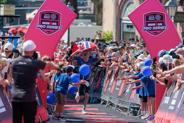 MAINOVA IRONMAN Frankfurt European Championship, EM, Europameisterschaft Triathlon mit den Disziplinen Schwimmen, Radfahren und Marathonlauf in Frankfurt am Main. Norweger Casper Stornes beim Zieleinlauf in Frankfurt und gewinnt den EM-Titel. Frankfurt am Main Am Römer Hessen Deutschland *** MAINOVA IRONMAN Frankfurt European Championship Triathlon, featuring swimming, cycling, and a marathon, in Frankfurt am Main. Norwegian Casper Stornes crosses the finish line in Frankfurt and wins the European Championship title. Frankfurt am Main, at the Römer, Hesse, Germany