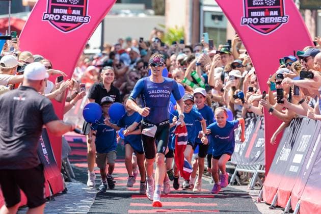 MAINOVA IRONMAN Frankfurt European Championship, EM, Europameisterschaft Triathlon mit den Disziplinen Schwimmen, Radfahren und Marathonlauf in Frankfurt am Main. Norweger Casper Stornes beim Zieleinlauf in Frankfurt und gewinnt den EM-Titel. Frankfurt am Main Am Römer Hessen Deutschland *** MAINOVA IRONMAN Frankfurt European Championship Triathlon, featuring swimming, cycling, and a marathon, in Frankfurt am Main. Norwegian Casper Stornes crosses the finish line in Frankfurt and wins the European Championship title. Frankfurt am Main, at the Römer, Hesse, Germany