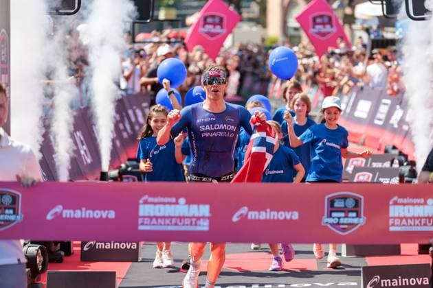MAINOVA IRONMAN Frankfurt European Championship, EM, Europameisterschaft Triathlon mit den Disziplinen Schwimmen, Radfahren und Marathonlauf in Frankfurt am Main. Norweger Casper Stornes beim Zieleinlauf in Frankfurt und gewinnt den EM-Titel. Frankfurt am Main Am Römer Hessen Deutschland *** MAINOVA IRONMAN Frankfurt European Championship Triathlon, featuring swimming, cycling, and a marathon, in Frankfurt am Main. Norwegian Casper Stornes crosses the finish line in Frankfurt and wins the European Championship title. Frankfurt am Main, at the Römer, Hesse, Germany