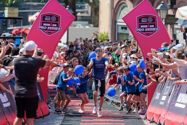 MAINOVA IRONMAN Frankfurt European Championship, EM, Europameisterschaft Triathlon mit den Disziplinen Schwimmen, Radfahren und Marathonlauf in Frankfurt am Main. Norweger Casper Stornes beim Zieleinlauf in Frankfurt und gewinnt den EM-Titel. Frankfurt am Main Am Römer Hessen Deutschland *** MAINOVA IRONMAN Frankfurt European Championship Triathlon, featuring swimming, cycling, and a marathon, in Frankfurt am Main. Norwegian Casper Stornes crosses the finish line in Frankfurt and wins the European Championship title. Frankfurt am Main, at the Römer, Hesse, Germany