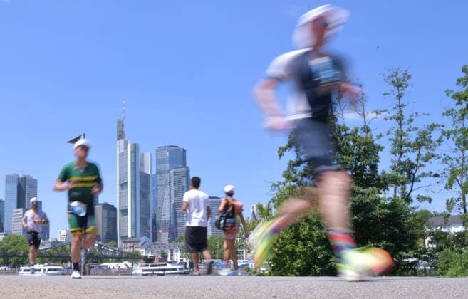 28.06.2026, xblx, Leichtathletik Ironman, Mainova IRONMAN European Championship, EM, Europameisterschaft Frankfurt 2026 v.l. Laufstrecke, Laufen, Lauf, Marathon, (DFL DFB REGULATIONS PROHIBIT ANY USE OF PHOTOGRAPHS as IMAGE SEQUENCES and or QUASI-VIDEO) Frankfurt *** June 28, 2026, xblx, Track and Field Ironman, Mainova IRONMAN European Championship Frankfurt 2026 v l Running Course, Running, Run, Marathon, DFL DFB REGULATIONS PROHIBIT ANY USE OF PHOTOGRAPHS as IMAGE SEQUENCES and or QUASI-VIDEO Frankfurt