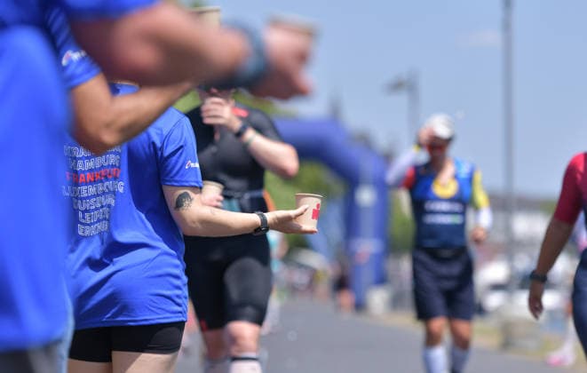 28.06.2026, xblx, Leichtathletik Ironman, Mainova IRONMAN European Championship, EM, Europameisterschaft Frankfurt 2026 v.l. Laufstrecke, Laufen, Lauf, Marathon, Verpflegung, verpflegen, Wasser, trinken, (DFL DFB REGULATIONS PROHIBIT ANY USE OF PHOTOGRAPHS as IMAGE SEQUENCES and or QUASI-VIDEO) Frankfurt *** June 28, 2026, xblx, Track and Field Ironman, Mainova IRONMAN European Championship Frankfurt 2026 v l Running Course, Running, Run, Marathon, Refreshments, Refresh, Water, Drink, DFL DFB REGULATIONS PROHIBIT ANY USE OF PHOTOGRAPHS AS IMAGE SEQUENCES AND OR QUASI-VIDEO IN FRANKFURT