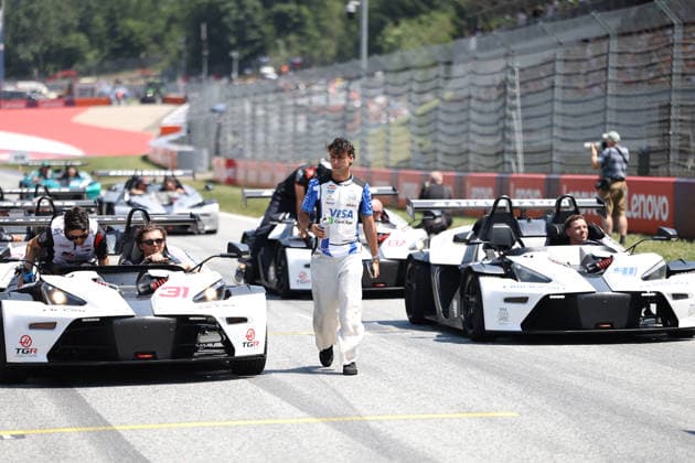 28.06.2026, Red Bull Ring, Spielberg, Formel 1 Großer Preis von Österreich 2026 , im Bild Fahrerparade Fahrerparade, Arvid Lindblad (GBR), Visa Cash App Racing Bulls Formula One Team (Photo by Milan Klemenc Hasan Bratic DeFodi Images) - *** June 28, 2026, Red Bull Ring, Spielberg, 2026 Formula 1 Austrian Grand Prix; pictured: drivers parade, Arvid Lindblad (GBR), Visa Cash App Racing Bulls Formula One Team. Photo by Milan Klemenc, Hasan Bratic, DeFodi Images