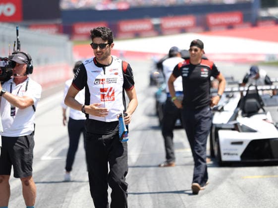 28.06.2026, Red Bull Ring, Spielberg, Formel 1 Großer Preis von Österreich 2026 , im Bild Fahrerparade Fahrerparade, Esteban Ocon (FRA), TGR Haas F1 Team (Photo by Milan Klemenc Hasan Bratic DeFodi Images) - *** June 28, 2026, Red Bull Ring, Spielberg, 2026 Formula 1 Austrian Grand Prix; pictured: drivers parade, Esteban Ocon (FRA), TGR Haas F1 Team; Photo by Milan Klemenc, Hasan Bratic, DeFodi Images