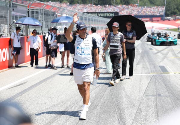 28.06.2026, Red Bull Ring, Spielberg, Formel 1 Großer Preis von Österreich 2026 , im Bild Fahrerparade Fahrerparade, Carlos Sainz Jr. (ESP), Atlassian Williams F1 Team (Photo by Milan Klemenc Hasan Bratic DeFodi Images) - *** June 28, 2026, Red Bull Ring, Spielberg, 2026 Formula 1 Austrian Grand Prix; pictured: drivers parade, Carlos Sainz Jr. (ESP), Atlassian Williams F1 Team. Photo by Milan Klemenc, Hasan Bratic, DeFodi Images