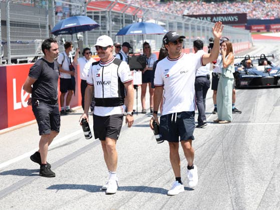28.06.2026, Red Bull Ring, Spielberg, Formel 1 Großer Preis von Österreich 2026 , im Bild Fahrerparade Fahrerparade, Valtteri Bottas (FIN), Cadillac Formula 1 Team, Sergio Perez (Mex) (Photo by Milan Klemenc Hasan Bratic DeFodi Images) - *** June 28, 2026, Red Bull Ring, Spielberg, 2026 Formula 1 Austrian Grand Prix; pictured: drivers parade, Valtteri Bottas (FIN), Cadillac Formula 1 Team, Sergio Perez (MEX). Photo by Milan Klemenc, Hasan Bratic, DeFodi Images