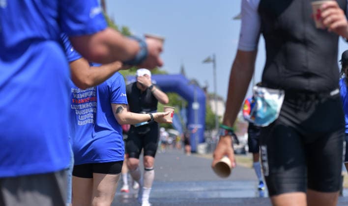 28.06.2026, xblx, Leichtathletik Ironman, Mainova IRONMAN European Championship, EM, Europameisterschaft Frankfurt 2026 v.l. Laufstrecke, Laufen, Lauf, Marathon, Verpflegung, verpflegen, Wasser, trinken, (DFL DFB REGULATIONS PROHIBIT ANY USE OF PHOTOGRAPHS as IMAGE SEQUENCES and or QUASI-VIDEO) Frankfurt *** June 28, 2026, xblx, Track and Field Ironman, Mainova IRONMAN European Championship Frankfurt 2026 v l Running Course, Running, Run, Marathon, Refreshments, Refresh, Water, Drink, DFL DFB REGULATIONS PROHIBIT ANY USE OF PHOTOGRAPHS AS IMAGE SEQUENCES AND OR QUASI-VIDEO Frankfurt