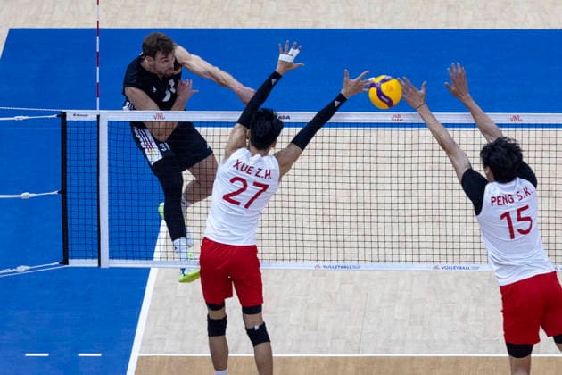 VNL China - Germany 28.06.2026 volleyball, Gliwice , Arena Pre Zero , Mens Volleyball Nations League 2026 FIVB VNL (siatkowka, Liga Narodow, Chiny - Niemcy ), game , match China - Germany image shows: Yann Bohme (L) Zhihong Xue (27) Shikun Peng (15) photo Katarzyna Plewczynska Fotostyk Copyright: xKatarzynaxPlewczynskax 20260628KAPL5356