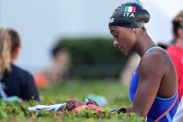 Sara Curtis of Italy, 50m Freestyle Women Heats, signs for supporters during the 62nd Settecolli swimming meeting at Stadio del Nuoto in Rome (Italy), June 28, 2026. antoniettaxbaldassarre