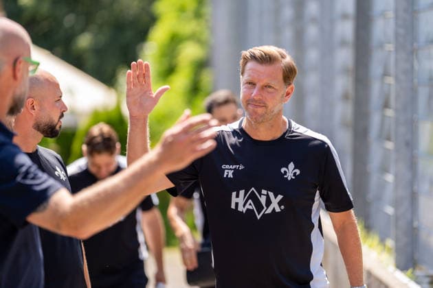 Freisteller, Portrait, Klatschen, Abklatschen, Aktion Florian Kohfeldt (SV Darmstadt 98, Cheftrainer), GER, Trainingsauftakt SV Darmstadt 98, Fussball, 2. Bundesliga, Saison 2026 2027, 28.06.2026, DFL REGULATIONS PROHIBIT ANY USE OF PHOTOGRAPHS AS IMAGE SEQUENCES AND OR QUASI-VIDEO, GER, Trainingsauftakt SV Darmstadt 98, Fussball, 2. Bundesliga, Saison 2026 2027, 28.06.2026 Lindenfels-Winterkasten *** Close-up, Portrait, High-five, Florian Kohfeldt, SV Darmstadt 98, Head Coach, GER, SV Darmstadt 98 Training Kickoff, Soccer, 2. Bundesliga, 2026–2027 Season, June 28, 2026, DFL regulations prohibit any use of photographs as image sequences and or quasi-video, GER, SV Darmstadt 98 training kickoff, soccer, 2. Bundesliga, 2026–2027 season, June 28, 2026, Lindenfels Winterkasten Copyright: xEibner-Pressefoto Jan-NiclasxGrox EP_JGG
