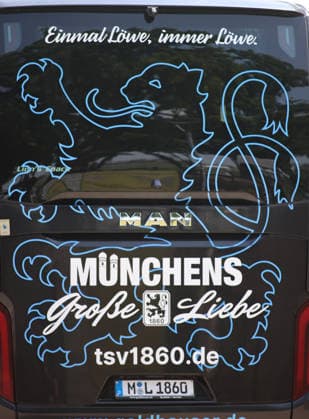 Fussball, Herren, Saison 2026 2027, FC Sportfreunde Schwaig - TSV 1860 München, Testspiel, Vorbereitung Der Mannschaftsbus des TSV 1860 München von hinten gesehen mit dem Schriftzug, Einmal Löwe, immer Löwe, Münchens Große Liebe *** Soccer, Men s, 2026–2027 Season, FC Sportfreunde Schwaig vs. TSV 1860 Munich, Friendly Match, Preseason The TSV 1860 Munich team bus, seen from the back, with the slogan: Once a Lion, Always a Lion—Munich’s Great Love
