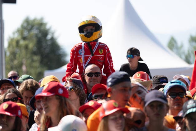 Supporters waiting for the drivers during the Pre-Race of Formula 1 Rolex Austrian Grand Prix 2026 at Red Bull Ring in Spielberg, Austria. Round 10 of the 2026 FIA Formula One World Championship, WM, Weltmeisterschaft held June 26-28, 2026. The Red Bull Ring in Spielberg, set amid the scenic hills of Styria, is one of the shorter circuits on the calendar yet delivers intense wheel-to-wheel racing. Formula 1 Rolex Austrian Grand Prix 2026 - Round 10 - Red Bull Ring F1-2026-R10-AUT
