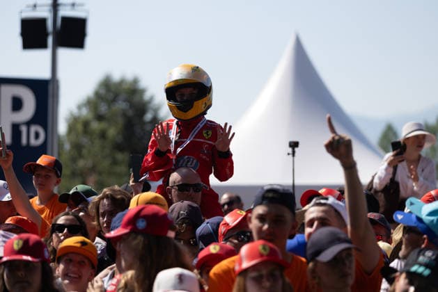 Supporters waiting for the drivers during the Pre-Race of Formula 1 Rolex Austrian Grand Prix 2026 at Red Bull Ring in Spielberg, Austria. Round 10 of the 2026 FIA Formula One World Championship, WM, Weltmeisterschaft held June 26-28, 2026. The Red Bull Ring in Spielberg, set amid the scenic hills of Styria, is one of the shorter circuits on the calendar yet delivers intense wheel-to-wheel racing. Formula 1 Rolex Austrian Grand Prix 2026 - Round 10 - Red Bull Ring F1-2026-R10-AUT
