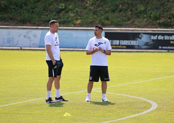 Fussball, Herren, Saison 2026 2027, FC Sportfreunde Schwaig - TSV 1860 München, Testspiel, Vorbereitung Vitus Eicher, Torwart Trainer (TSV 1860 München) (li.) mit Alper Kayabunar, Trainer (TSV 1860 München) (re.) im Gespräch *** Soccer, Men s, 2026–2027 Season, FC Sportfreunde Schwaig vs. TSV 1860 Munich, Friendly Match, Preseason: Vitus Eicher, goalkeeper coach for TSV 1860 Munich (left), talking with Alper Kayabunar, coach for TSV 1860 Munich (right)
