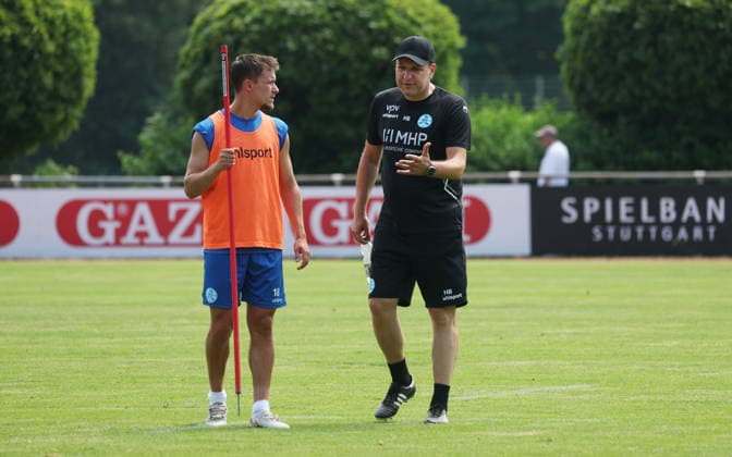 Stuttgart -Degerloch, Fußball SV Stuttgarter Kickers Trainingsauftakt, v.l. Maximilian Zaiser, Trainer Holger Bachthaler *** Stuttgart Degerloch, Soccer: SV Stuttgarter Kickers Kick Off Training Season; from left: Maximilian Zaiser, Coach Holger Bachthaler