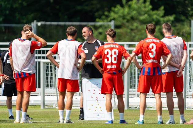 Ansprache von Frank Schmidt (FC Heidenheim, Cheftrainer), 1.FC Heidenheim, Trainingsauftakt, Fußball, 2. Bundesliga, Saison 2026 2027, 28.06.2026, 1.FC Heidenheim, Trikotvorstellung, Fußball, 2. Bundesliga, Saison 2026 2027, 28.06.2026 Heidenheim *** Remarks by Frank Schmidt, Head Coach of FC Heidenheim, 1 FC Heidenheim, Start of Training, Soccer, 2. Bundesliga, 2026–2027 Season, June 28, 2026, 1 FC Heidenheim, jersey unveiling, soccer, 2. Bundesliga, 2026–2027 season, June 28, 2026, Heidenheim Copyright: xEibner-Pressefoto MaxxVogelx EP_MVL