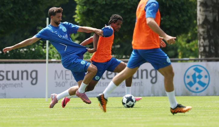Stuttgart -Degerloch, Fußball SV Stuttgarter Kickers Trainingsauftakt, v.l. Elvir Zukaj, Melkamu Frauendorf *** Stuttgart Degerloch, Soccer: SV Stuttgarter Kickers Season-Opening Practice, from left: Elvir Zukaj, Melkamu Frauendorf