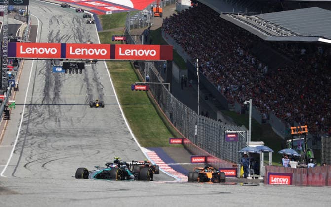 28.06.2026, Red Bull Ring, Spielberg, Formel 1 Großer Preis von Österreich 2026 , im Bild Andrea Kimi Antonelli (ITA), Mercedes-AMG Petronas Formula One Team, Oscar Piastri (AUS), McLaren Mastercard F1 Team (Photo by Alessandro Martellotta Hasan Bratic DeFodi Images) - *** June 28, 2026, Red Bull Ring, Spielberg, 2026 Formula 1 Austrian Grand Prix; pictured: Andrea Kimi Antonelli (ITA), Mercedes AMG Petronas Formula One Team; Oscar Piastri (AUS), McLaren Mastercard F1 Team. Photo by Alessandro Martellotta, Hasan Bratic, DeFodi Images