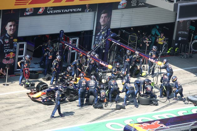 28.06.2026, Red Bull Ring, Spielberg, Formel 1 Großer Preis von Österreich 2026 , im Bild Boxenstop von Max Verstappen (NLD), Oracle Red Bull Racing (Photo by Alessandro Martellotta Hasan Bratic DeFodi Images) - *** June 28, 2026, Red Bull Ring, Spielberg, 2026 Formula 1 Austrian Grand Prix; pictured: Max Verstappen (NLD) during a pit stop, Oracle Red Bull Racing. Photo by Alessandro Martellotta, Hasan Bratic, DeFodi Images