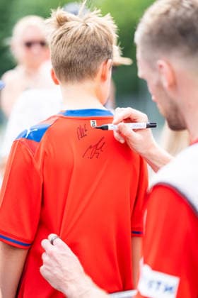 Patrick Mainka (FC Heidenheim, 06) verteilt nach dem Training noch Autogramme an Fans, 1.FC Heidenheim, Trainingsauftakt, Fußball, 2. Bundesliga, Saison 2026 2027, 28.06.2026, 1.FC Heidenheim, Trikotvorstellung, Fußball, 2. Bundesliga, Saison 2026 2027, 28.06.2026 Heidenheim *** Patrick Mainka, FC Heidenheim, 06, signs autographs for fans after practice; 1 FC Heidenheim, start of training, soccer, 2. Bundesliga, 2026–2027 season, June 28, 2026, 1 FC Heidenheim, jersey unveiling, soccer, 2. Bundesliga, 2026–2027 season, June 28, 2026, Heidenheim Copyright: xEibner-Pressefoto MaxxVogelx EP_MVL