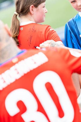 Niklas Dorsch (FC Heidenheim, 30) gibt Autogramme, 1.FC Heidenheim, Trainingsauftakt, Fußball, 2. Bundesliga, Saison 2026 2027, 28.06.2026, 1.FC Heidenheim, Trikotvorstellung, Fußball, 2. Bundesliga, Saison 2026 2027, 28.06.2026 Heidenheim *** Niklas Dorsch, FC Heidenheim, 30, signs autographs, 1 FC Heidenheim, start of training, soccer, 2. Bundesliga, 2026–2027 season, June 28, 2026, 1 FC Heidenheim, jersey unveiling, soccer, 2. Bundesliga, 2026–2027 season, June 28, 2026, Heidenheim Copyright: xEibner-Pressefoto MaxxVogelx EP_MVL