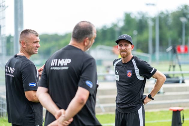 Marc Schnatterer (FC Heidenheim, Co-Trainer) im Gespraech mit Frank Schmidt (FC Heidenheim, Cheftrainer), 1.FC Heidenheim, Trikotvorstellung, Fußball, 2. Bundesliga, Saison 2026 2027, 28.06.2026, 1.FC Heidenheim, Trikotvorstellung, Fußball, 2. Bundesliga, Saison 2026 2027, 28.06.2026 Heidenheim *** Marc Schnatterer of FC Heidenheim, assistant coach, in conversation with Frank Schmidt of FC Heidenheim, head coach; 1 FC Heidenheim, jersey unveiling, soccer, 2. Bundesliga, 2026–2027 season, June 28, 2026, 1 FC Heidenheim, jersey unveiling, soccer, 2. Bundesliga, 2026–2027 season, June 28, 2026, Heidenheim Copyright: xEibner-Pressefoto MaxxVogelx EP_MVL