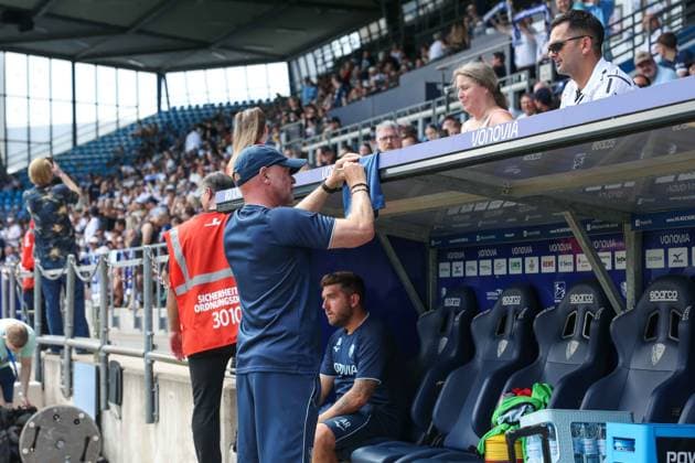 28.06.2026, Fussball, Saison 2026 2027, Testspiel, VfL Bochum - Vonovia Allstars, Trainer Uwe Rösler (VfL Bochum) gibt Autogramme Bochum Vonovia Ruhrstadion NRW Deutschland xRHR-FOTO TRx *** June 28, 2026, Soccer, 2026–2027 Season, Friendly Match, VfL Bochum Vonovia Allstars, Coach Uwe Rösler, VfL Bochum signing autographs, Bochum Vonovia Ruhrstadion, North Rhine-Westphalia, Germany, xRHR PHOTO TRx Copyright: RHR-FOTOx RHR-FOTO TR