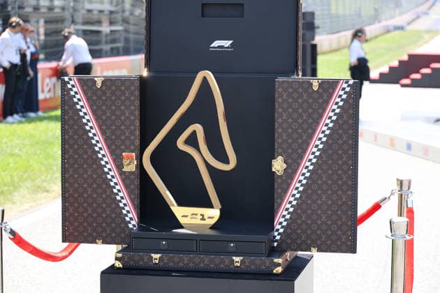 28.06.2026, Red Bull Ring, Spielberg, Formel 1 Großer Preis von Österreich 2026 , im Bild Die Siegertrophäen für die Formel 1 in Spielberg werden in exklusiven, von Hand gefertigten Trophy Trunks von Louis Vuitton präsentiert. Diese ikonischen Koffer unterstreichen die globale Partnerschaft zwischen dem Luxusmodehaus und der Formel 1 unter dem Motto Victory Travels in Louis Vuitton. (Photo by Alessandro Martellotta Hasan Bratic DeFodi Images) - *** June 28, 2026, Red Bull Ring, Spielberg, 2026 Formula 1 Austrian Grand Prix. Pictured: The Formula 1 winner’s trophies in Spielberg are presented in exclusive, handcrafted trophy trunks by Louis Vuitton. These iconic trunks highlight the global partnership between the luxury fashion house and Formula 1 under the motto Victory Travels in Louis Vuitton. Photo by Alessandro Martellotta, Hasan Bratic, DeFodi Images