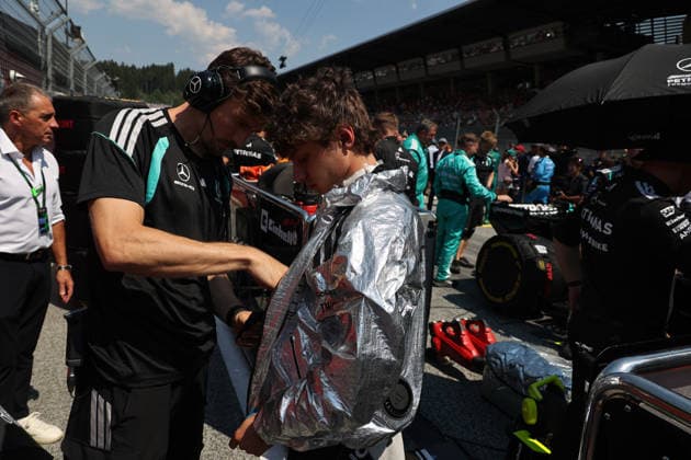 28.06.2026, Red Bull Ring, Spielberg, Formel 1 Großer Preis von Österreich 2026 , im Bild Andrea Kimi Antonelli (ITA), Mercedes-AMG Petronas Formula One Team bekommt von seinem Physio eine Kühlweste und Kühljacke angezogen. (Photo by Alessandro Martellotta Hasan Bratic DeFodi Images) - *** June 28, 2026, Red Bull Ring, Spielberg, 2026 Formula 1 Austrian Grand Prix; pictured: Andrea Kimi Antonelli (ITA) of the Mercedes AMG Petronas Formula One Team is being fitted with a cooling vest and jacket by his physical therapist. Photo by Alessandro Martellotta, Hasan Bratic, DeFodi Images