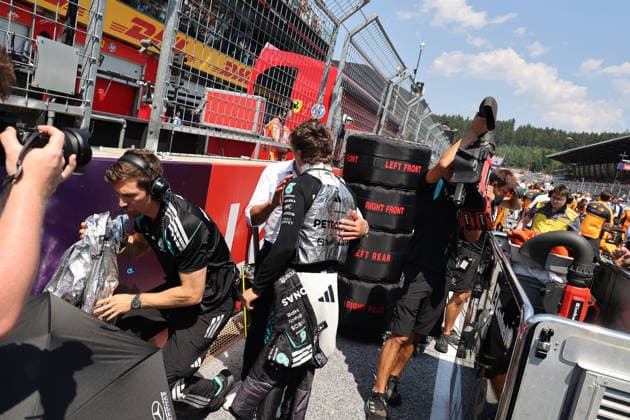 28.06.2026, Red Bull Ring, Spielberg, Formel 1 Großer Preis von Österreich 2026 , im Bild Andrea Kimi Antonelli (ITA), Mercedes-AMG Petronas Formula One Team bekommt von seinem Physio eine Kühlweste und Kühljacke angezogen. (Photo by Alessandro Martellotta Hasan Bratic DeFodi Images) - *** June 28, 2026, Red Bull Ring, Spielberg, 2026 Formula 1 Austrian Grand Prix; pictured: Andrea Kimi Antonelli (ITA) of the Mercedes AMG Petronas Formula One Team is being fitted with a cooling vest and jacket by his physical therapist. Photo by Alessandro Martellotta, Hasan Bratic, DeFodi Images