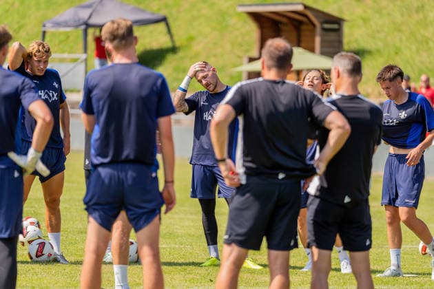 Mannschaft von SV Darmstadt 98 im Mannschaftskreis nach dem Training, v.l. Fynn-Luca Lakenmacher (SV Darmstadt 98, 19), Marcel Schuhen (SV Darmstadt 98, 01), Yosuke Furukawa (SV Darmstadt 98, 44), GER, Trainingsauftakt SV Darmstadt 98, Fussball, 2. Bundesliga, Saison 2026 2027, 28.06.2026, DFL REGULATIONS PROHIBIT ANY USE OF PHOTOGRAPHS AS IMAGE SEQUENCES AND OR QUASI-VIDEO, GER, Trainingsauftakt SV Darmstadt 98, Fussball, 2. Bundesliga, Saison 2026 2027, 28.06.2026 Lindenfels-Winterkasten *** The SV Darmstadt 98 team gathered in a circle after practice; from left: Fynn Luca Lakenmacher (SV Darmstadt 98), 19, Marcel Schuhen (SV Darmstadt 98), 01, Yosuke Furukawa (SV Darmstadt 98), 44, GER, SV Darmstadt 98 training kickoff, soccer, 2. Bundesliga, 2026–2027 season, June 28, 2026, DFL regulations prohibit any use of photographs as image sequences and or quasi-video, GER, SV Darmstadt 98 training kickoff, soccer, 2. Bundesliga, 2026–2027 season, June 28, 2026, Lindenfels Winterkasten Copyright: xEibner-Pressefoto Jan-NiclasxGrox EP_JGG