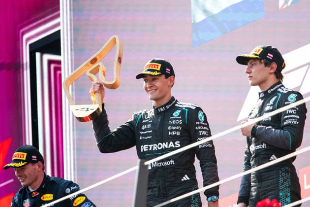AUT, Lenovo Grand Prix von Österreich, Rennen, Formel 1 Weltmeisterschaft Saison 2026 28.06.2026, Red Bull Ring, Spielberg, AUT, Lenovo Grand Prix von Österreich, Rennen, Formel 1 Weltmeisterschaft Saison 2026, im Bild George Russell (Mercedes-AMG Petronas F1 Team, Großbritannien, 63) jubelt bei der Siegerehrung auf dem Podium über den Sieg, daneben Andrea Kimi Antonelli (Mercedes-AMG Petronas F1 Team, Italien, 12), Max Verstappen (Oracle Red Bull Racing, Niederlande, 03), *** AUT, Lenovo Grand Prix of Austria, Race, 2026 Formula 1 World Championship Season, June 28, 2026, Red Bull Ring, Spielberg, AUT, Lenovo Austrian Grand Prix, Race, 2026 Formula 1 World Championship Season, pictured: George Russell of the Mercedes AMG Petronas F1 Team, Great Britain, No. 63, celebrating his victory on the podium during the award ceremony, next to him, Andrea Kimi Antonelli of the Mercedes AMG Petronas F1 Team, Italy, 12, and Max Verstappen of Oracle Red Bull Racing, Netherlands, 03, nordphotoxGmbHx xMemmler nph00005