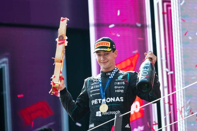 AUT, Lenovo Grand Prix von Österreich, Rennen, Formel 1 Weltmeisterschaft Saison 2026 28.06.2026, Red Bull Ring, Spielberg, AUT, Lenovo Grand Prix von Österreich, Rennen, Formel 1 Weltmeisterschaft Saison 2026, im Bild George Russell (Mercedes-AMG Petronas F1 Team, Großbritannien, 63) jubelt bei der Siegerehrung auf dem Podium über den Sieg, *** AUT, Lenovo Grand Prix of Austria, Race, 2026 Formula 1 World Championship Season, June 28, 2026, Red Bull Ring, Spielberg, AUT, Lenovo Austrian Grand Prix, Race, 2026 Formula 1 World Championship Season, Pictured: George Russell of the Mercedes AMG Petronas F1 Team, Great Britain, No. 63, celebrating his victory on the podium during the award ceremony, nordphotoxGmbHx xMemmler nph00005