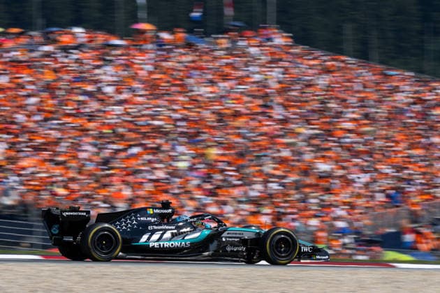 George Russell (Mercedes-AMG Petronas F1 Team, Großbritannien, 63) im F1 W17, dahinter niederländische Fans auf der Tribüne AUT, Formel 1 Weltmeisterschaft, Grand Prix von Österreich, Red Bull Ring Spielberg, Rennen, Saison 2026, 28.06.2026 AUT, Formel 1 Weltmeisterschaft, Grand Prix von Österreich, Red Bull Ring Spielberg, Rennen, Saison 2026, 28.06.2026 Spielberg *** George Russell, Mercedes AMG Petronas F1 Team, Great Britain, No. 63 in the F1 W17, with Dutch fans behind him in the stands; AUT, Formula 1 World Championship, Austrian Grand Prix, Red Bull Ring, Spielberg, Race, 2026 Season, June 28, 2026, Austria, Formula 1 World Championship, Austrian Grand Prix, Red Bull Ring, Spielberg, race, 2026 season, June 28, 2026, Spielberg Copyright: xEibner-Pressefoto Memmlerx EP_MMR