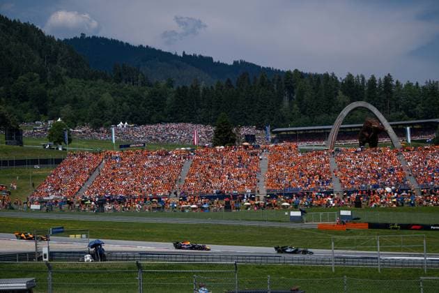 Andrea Kimi Antonelli (Mercedes-AMG Petronas F1 Team, Italien, 12) im F1 W17, Max Verstappen (Oracle Red Bull Racing, Niederlande, 03) im RB22, dahinter niederländische Fans auf der Tribüne AUT, Formel 1 Weltmeisterschaft, Grand Prix von Österreich, Red Bull Ring Spielberg, Rennen, Saison 2026, 28.06.2026 AUT, Formel 1 Weltmeisterschaft, Grand Prix von Österreich, Red Bull Ring Spielberg, Rennen, Saison 2026, 28.06.2026 Spielberg *** Andrea Kimi Antonelli, Mercedes AMG Petronas F1 Team, Italy, No. 12 in the F1 W17, Max Verstappen, Oracle Red Bull Racing, Netherlands, No. 03 in the RB22, with Dutch fans in the stands behind him; AUT, Formula 1 World Championship, Austrian Grand Prix, Red Bull Ring, Spielberg, race, 2026 season, June 28, 2026, Austria, Formula 1 World Championship, Austrian Grand Prix, Red Bull Ring, Spielberg, Race, 2026 Season, June 28, 2026, Spielberg Copyright: xEibner-Pressefoto Memmlerx EP_MMR