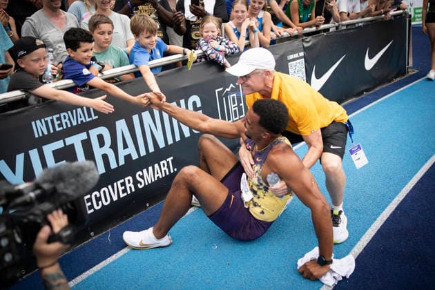 RATINGEN, GERMANY - JUNE 28, 2026 : Leo Neugebauer (GER Germany), overall decathlon winner with 8573 pts. (Some children helping him up) during the Multisport Event at Stadion Ratingen on June 28, 2026 in Ratingen, Germany. Nordrhein-Westfalen Germany Copyright: xAxelxKohringx