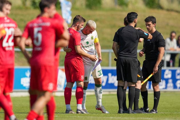 Fußball - Herren - Testspiel - Saison 2026 2027 - 28.06.2026 - FC Schwaig - TSV 1860 Muenchen Raffael Ascher (L) von FC Spfr. Schwaig im Gespräch mit Schiedsrichter Luca Schultze und Lasse Faßmann (Z) von TSV 1860 München Umarmen Oberding NGL Arena Bayern Deutschland *** Men s Soccer Friendly Match, 2026–2027 Season, June 28, 2026: FC Schwaig vs. TSV 1860 Munich. Raffael Ascher (L) of FC Spfr Schwaig in conversation with referee Luca Schultze and Lasse Faßmann (R) of TSV 1860 Munich; hugging at the Oberding NGL Arena, Bavaria, Germany