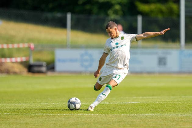 Fußball - Herren - Testspiel - Saison 2026 2027 - 28.06.2026 - FC Schwaig - TSV 1860 Muenchen Benedikt Hoppe von TSV 1860 München spielt den Ballbeim Torschuss Oberding NGL Arena Bayern Deutschland *** Men s Soccer Friendly Match, 2026–2027 Season, June 28, 2026: FC Schwaig vs. TSV 1860 Munich; Benedikt Hoppe of TSV 1860 Munich takes a shot on goal at the Oberding NGL Arena, Bavaria, Germany