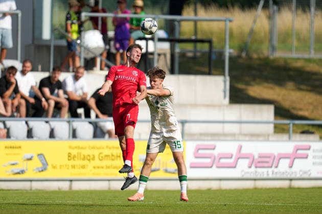 Fußball - Herren - Testspiel - Saison 2026 2027 - 28.06.2026 - FC Schwaig - TSV 1860 Muenchen Robert Rohrhirsch (L) von FC Spfr. Schwaig im Zweikampf mit Edon Krasniqi von TSV 1860 München beim Kopfball Oberding NGL Arena Bayern Deutschland *** Men s Soccer Friendly Match, 2026–2027 Season, June 6, 2026: FC Schwaig vs. TSV 1860 Munich. Robert Rohrhirsch (L) of FC Spfr Schwaig in a tackle with Edon Krasniqi of TSV 1860 Munich during a header at the Oberding NGL Arena, Bavaria, Germany