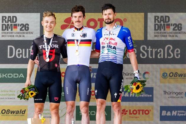 28.06.2026, GER, Rennrad, Männer, Saison 2026, Rad DM 26 German Cycling Deutsche Meisterschaften, Strassenrennen Rund um Bad Liebenstein Siegerehrung der Elite Männer. Auf Platz 1 Felix ENGELHARDT (Team Jayco AlUla) vor Lennart JASCH und Nico DENZ 3 Tage sommerliches Rekordwochenende mit Temperaturen bis zu 40Grad stellten die Rahmenbedingungen für die Rad DM 26. Am Sonntag stand das Strassenrennen der Junioren, mit 5 Runden und einer Gesamtdistanz von 136,5km, auf der Programm. Bad Liebenstein Trusetal Bro Bundesstrasse Thüringer Wald Thüringen Deutschland *** June 28, 2026, GER, Road Bike, Men, 2026 Season, Rad DM 26 German Cycling Championships, Road Race Around Bad Liebenstein: Elite Men’s Awards Ceremony—1st Place: Felix ENGELHARDT (Team Jayco AlUla), ahead of Lennart JASCH and Nico DENZ. A three-day summer record-breaking weekend with temperatures reaching up to 40 degrees set the stage for the 2026 German Cycling Championships. On On Sunday, the junior road race—consisting of 5 laps and a total distance of 136.5 km—was on the program: Bad Liebenstein, Trusetal, Bro, Federal Highway, Thuringian Forest, Thuringia, Germany